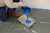 Come usare un rullo per dipingere su un muro