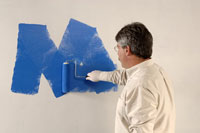 Come usare un rullo per dipingere su un muro