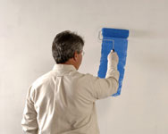 Come usare un rullo per dipingere su un muro