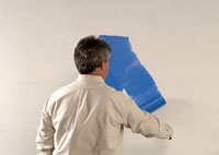 Come usare un rullo per dipingere su un muro