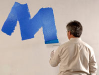Come usare un rullo per dipingere su un muro