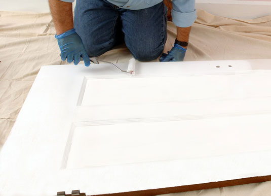 Come dipingere le porte a pannelli nella tua casa?
