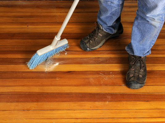 Come preparare i pavimenti in legno per la levigatura