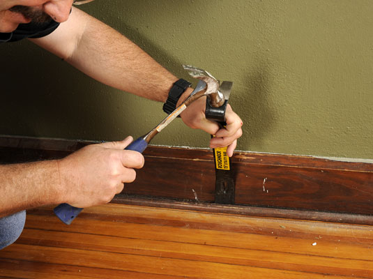 Come preparare i pavimenti in legno per la levigatura
