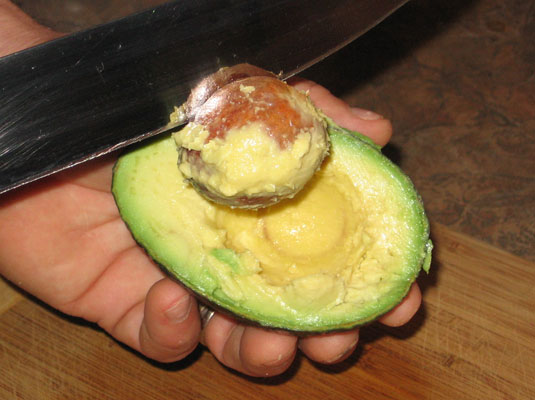 Come snocciolare e sbucciare un avocado
