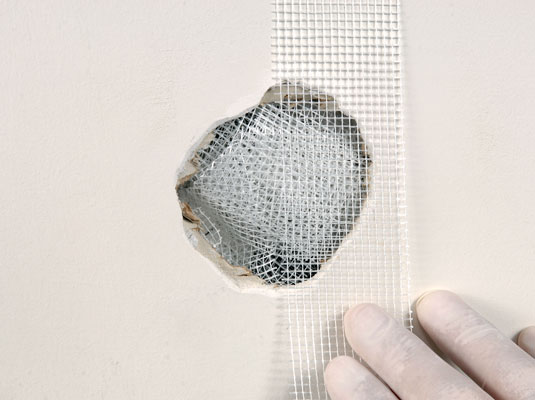 Come riparare piccoli fori nel muro a secco con una toppa