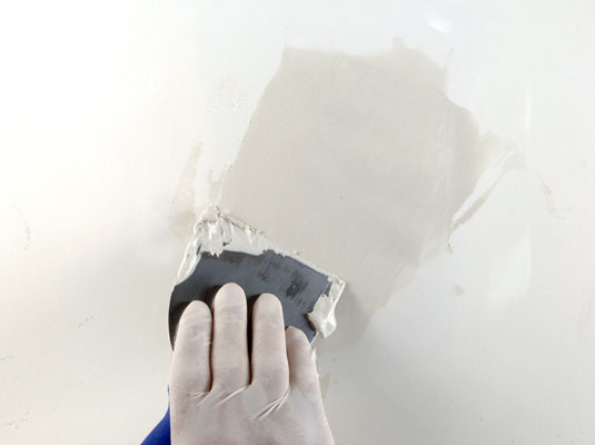 Come riparare piccoli fori nel muro a secco con una toppa