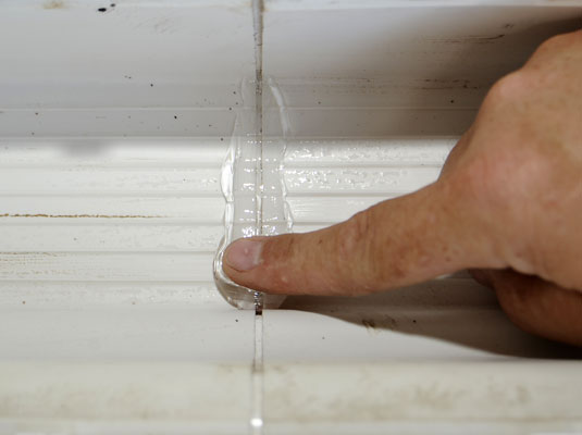 Come riparare le cuciture delle grondaie in plastica