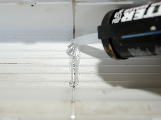 Come riparare le cuciture delle grondaie in plastica