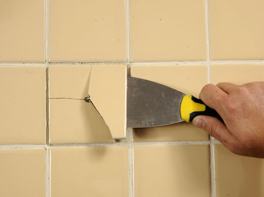 Come sostituire una piastrella di ceramica rotta