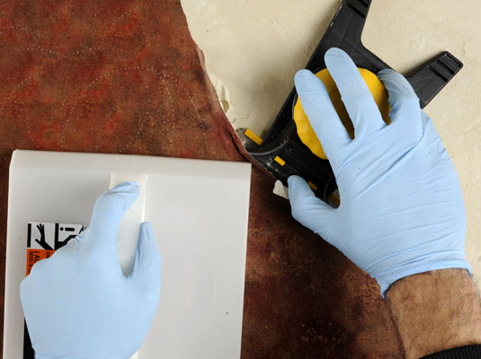 Come rimuovere la carta da parati dal muro a secco con un piroscafo per carta da parati