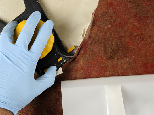 Come rimuovere la carta da parati dal gesso con un piroscafo per carta da parati