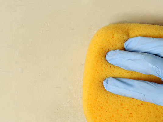 Come rimuovere la carta da parati dal gesso con un piroscafo per carta da parati