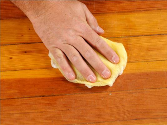 Come macchiare e sigillare i pavimenti in legno?
