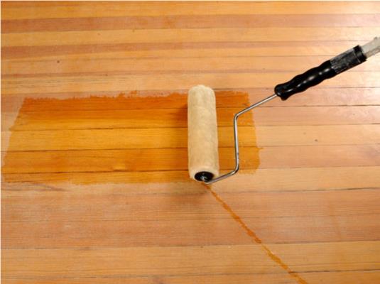 Come macchiare e sigillare i pavimenti in legno?