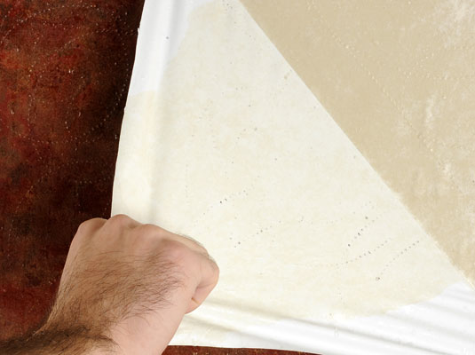 Come rimuovere la carta da parati dal muro a secco immergendo e raschiando