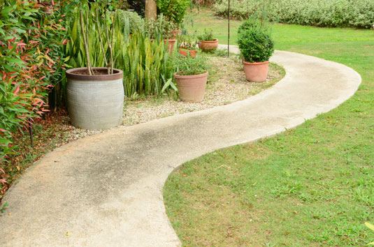 Elementi Hardscape comuni per il tuo giardino a misura di pollo