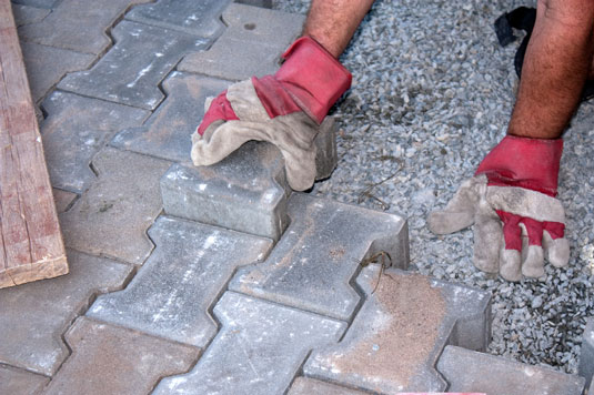 Elementi Hardscape comuni per il tuo giardino a misura di pollo