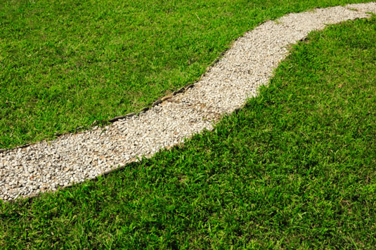 Elementi Hardscape comuni per il tuo giardino a misura di pollo