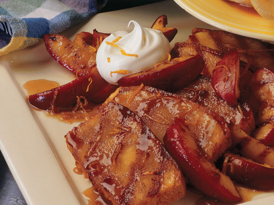 Torta di libbra grigliata e frutta con salsa al brandy