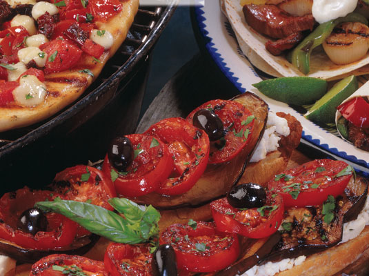 Panini con melanzane grigliate e formaggio di capra aperti