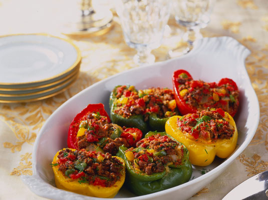 Peperoni ripieni di carne con pomodori, aglio e aneto