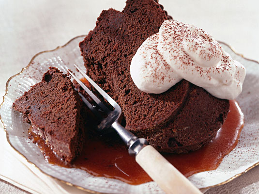 Ciambellone al cioccolato e spezie con salsa di caramello all'arancia e zenzero