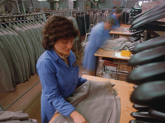 I vestiti economici degradano l'ambiente e i lavoratori