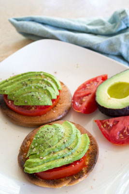 Ricetta per la colazione Keto: toast con nuvole di avocado