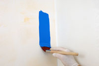 Come tagliare i bordi di un muro con un pennello