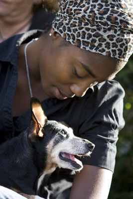 Scatta foto di cani in grembo ai loro umani