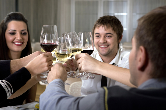 Intrattenere con il vino a una cena