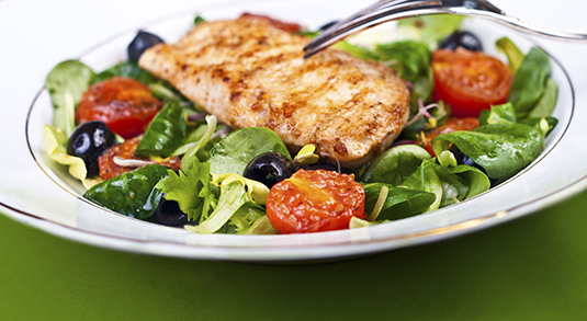Insalata di spinaci e pollo alla griglia a basso indice glicemico