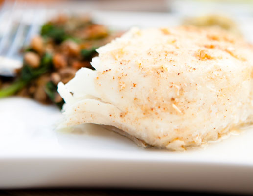 Ricetta per halibut con salsa di pomodoro e avocado