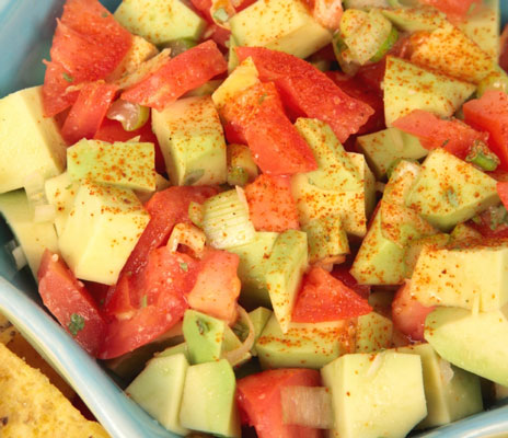 Ricetta per halibut con salsa di pomodoro e avocado