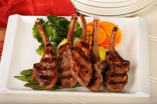 Ricetta per costolette di agnello alla griglia con pesche speziate