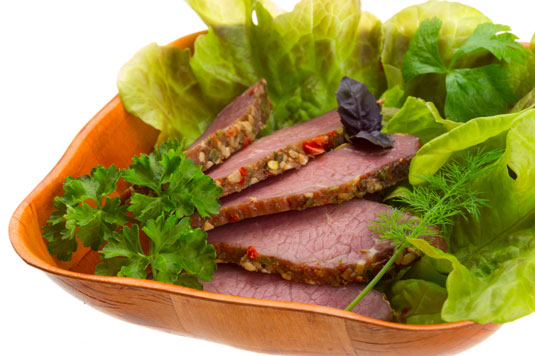 Come fare un'insalata di bistecca marinata