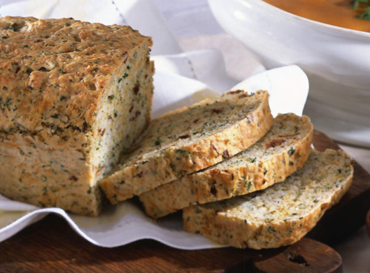 Pane alla birra con pancetta e formaggio