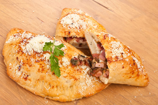 Calzone con Prosciutto, Funghi e Mozzarella (Calzone all'Italiana)