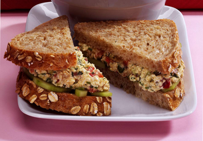 Come fare un panino con insalata senza uova