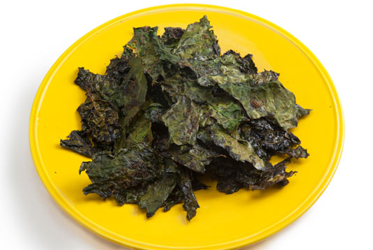 Spuntino Paleo-Friendly: Ricetta Chips di Kale Croccanti
