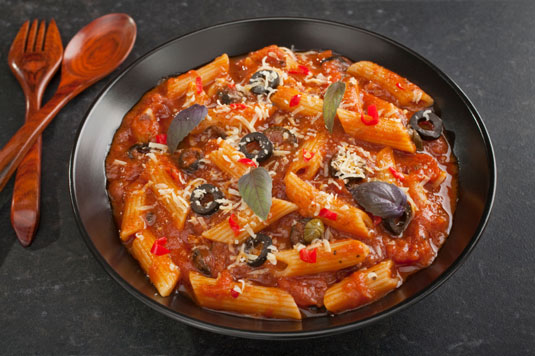 Penne con Pomodori, Capperi, Acciughe e Olive (Pasta alla Puttanesca)