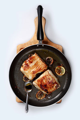 Ricetta di frutti di mare messicani: branzino scottato in padella con brodo di lime del Cile