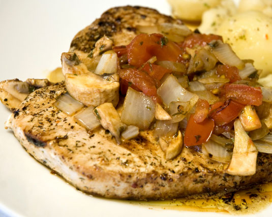 Ricetta di pesce messicano: pesce spada alla griglia con pomodoro fresco e salsa alle erbe