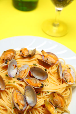 Spaghetti alle vongole (Spaghetti con vongole)