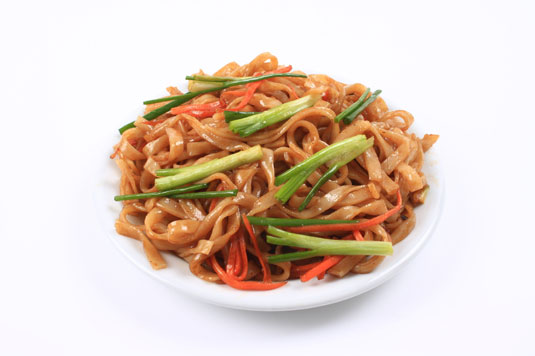Tagliatelle indonesiane alle arachidi con verdure