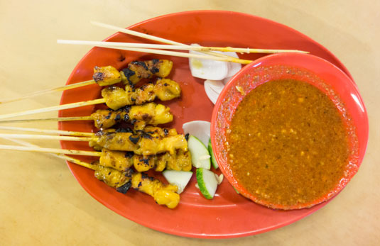 Ricetta per saté di manzo indonesiano con salsa di arachidi del sud-est asiatico