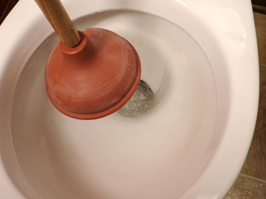 Come sbloccare un WC con uno stantuffo