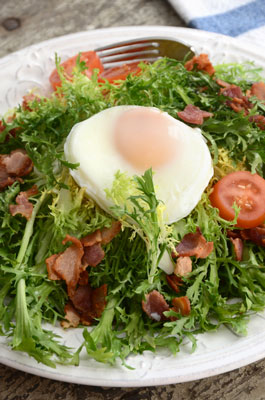 Insalata di cicoria riccia e uova in camicia con vinaigrette di pancetta (Salade Frisée aux Lardons)