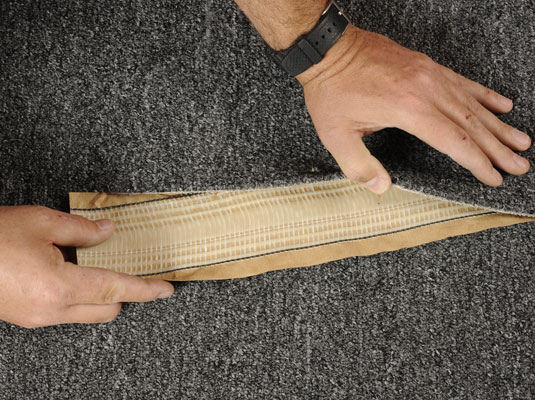 Come riparare un tappeto strappato o strappato
